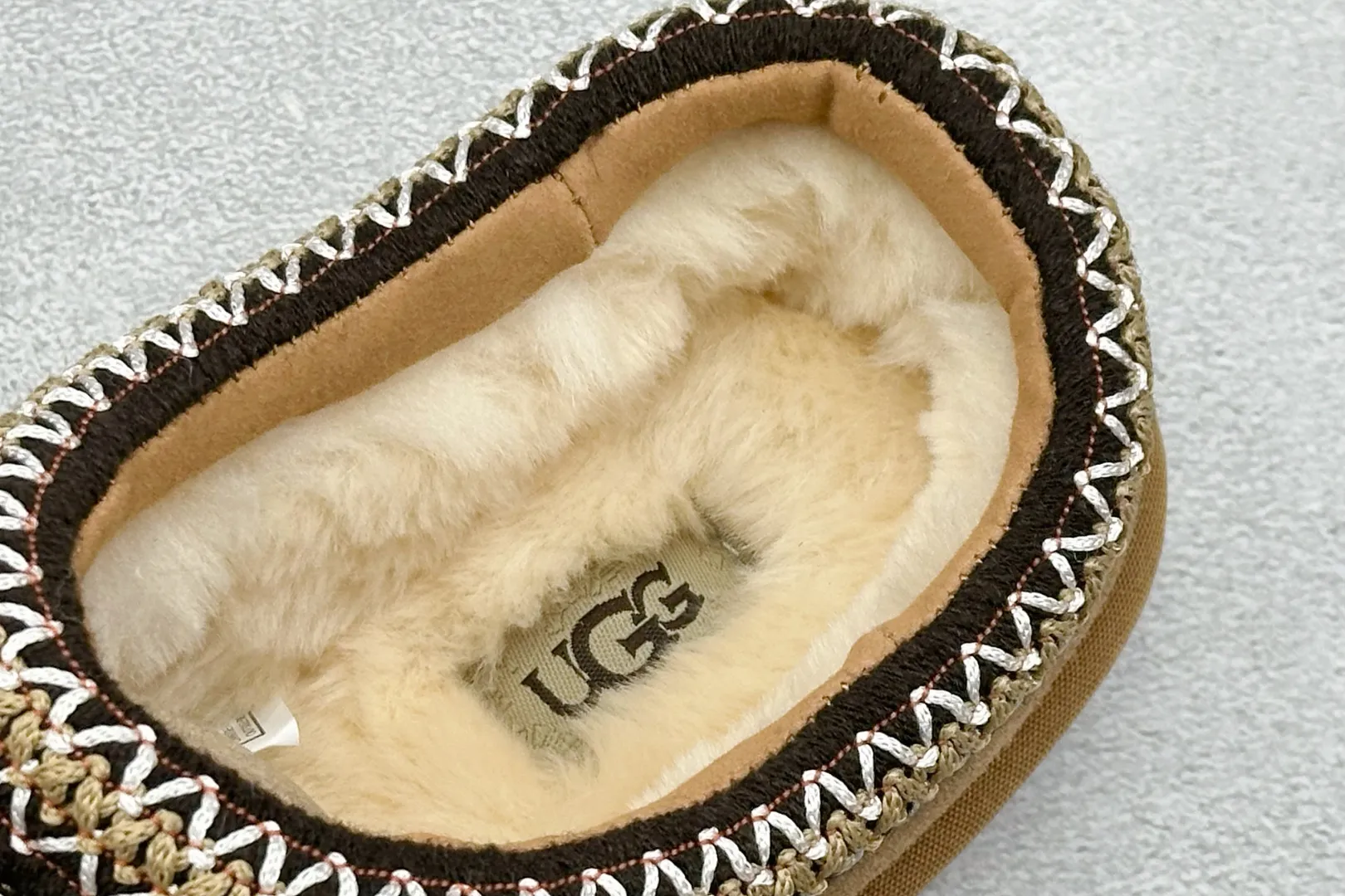 🐲💰 520 support store UGG Tasman ethnic style half slippers, Xiaohongshu hot style. This style is conceived based on the colorful traditional Chinese costume culture, exquisite craftsmanship, unique style and unique style. It fully demonstrates the style of this nation and has become the most popular fashion element in the world! Sheep fur is integrated with high quality to keep warm and lock in heat. Made of TPU molded suede upper material. Built-in artificial curly wool plush lining and insole. Choose 10mm UGGPURE™ implanted wool lining and removable UGGPURE™ implanted wool insole. Item No.: 5955 Size: 35-44. It is recommended to choose one size larger.